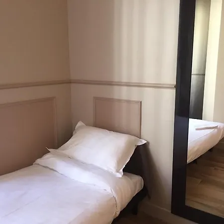 Hotel District Republique 2*