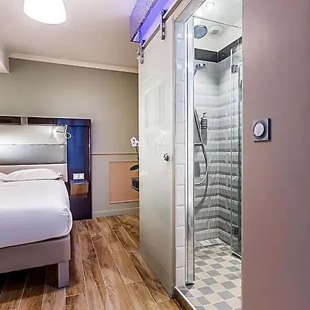 Hotel District Republique 2*