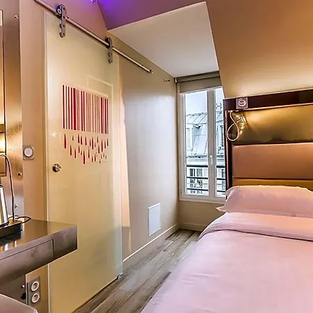 Hotel District Republique 2*