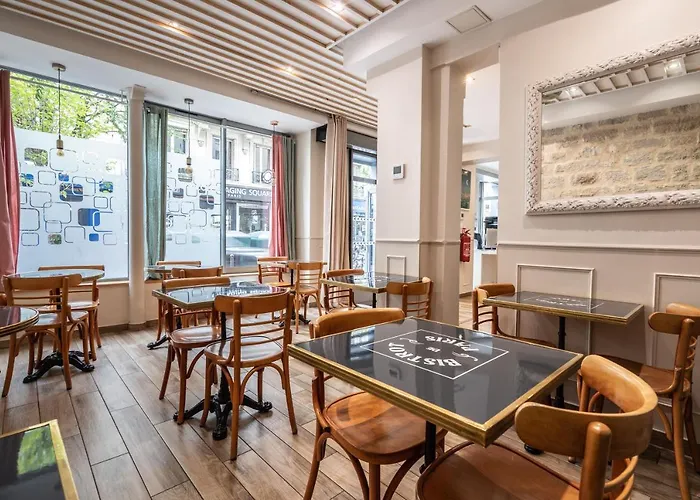 District Republique Hotel Parigi