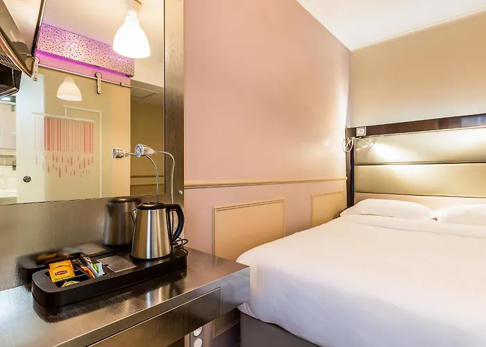 District Republique Hotel Parigi