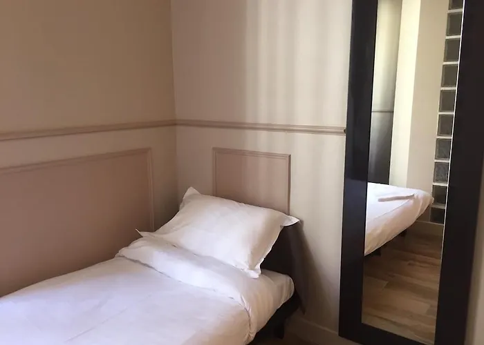 Hotel District Republique 2*