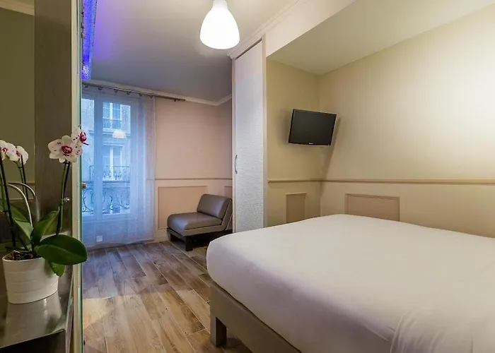 Hotel District Republique 2*