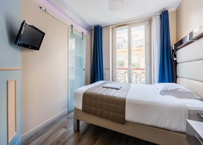 Hotel District Republique 2*